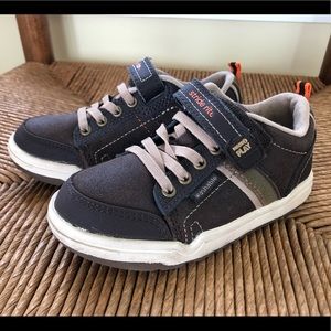 Stride Rite boy sneaker Kaleb size 9